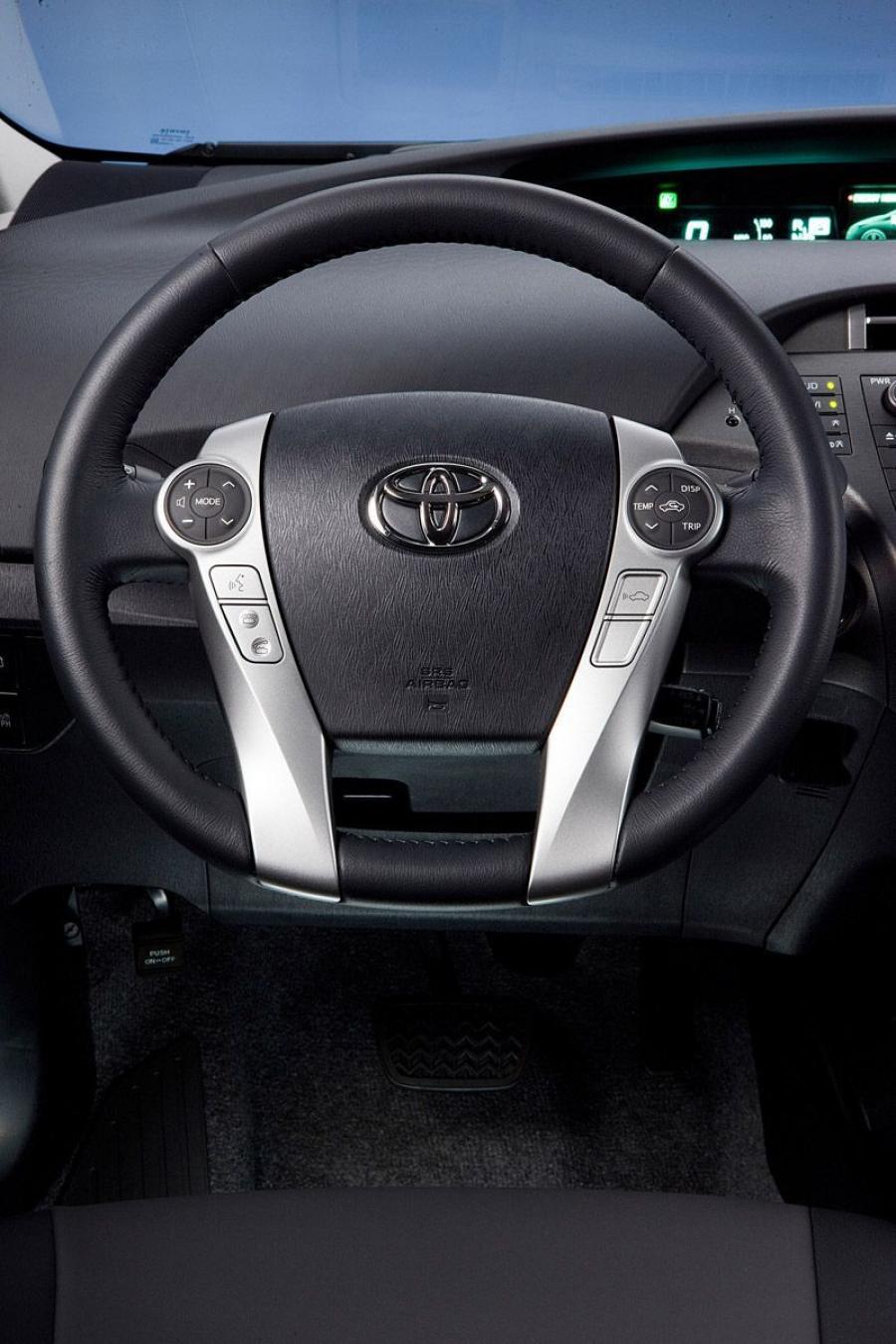  Toyota Prius Plug-In Hybrid 2012 года  (фото 15 из 75)